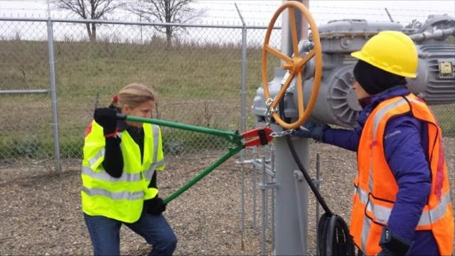 Активисты перекрывают газопровод